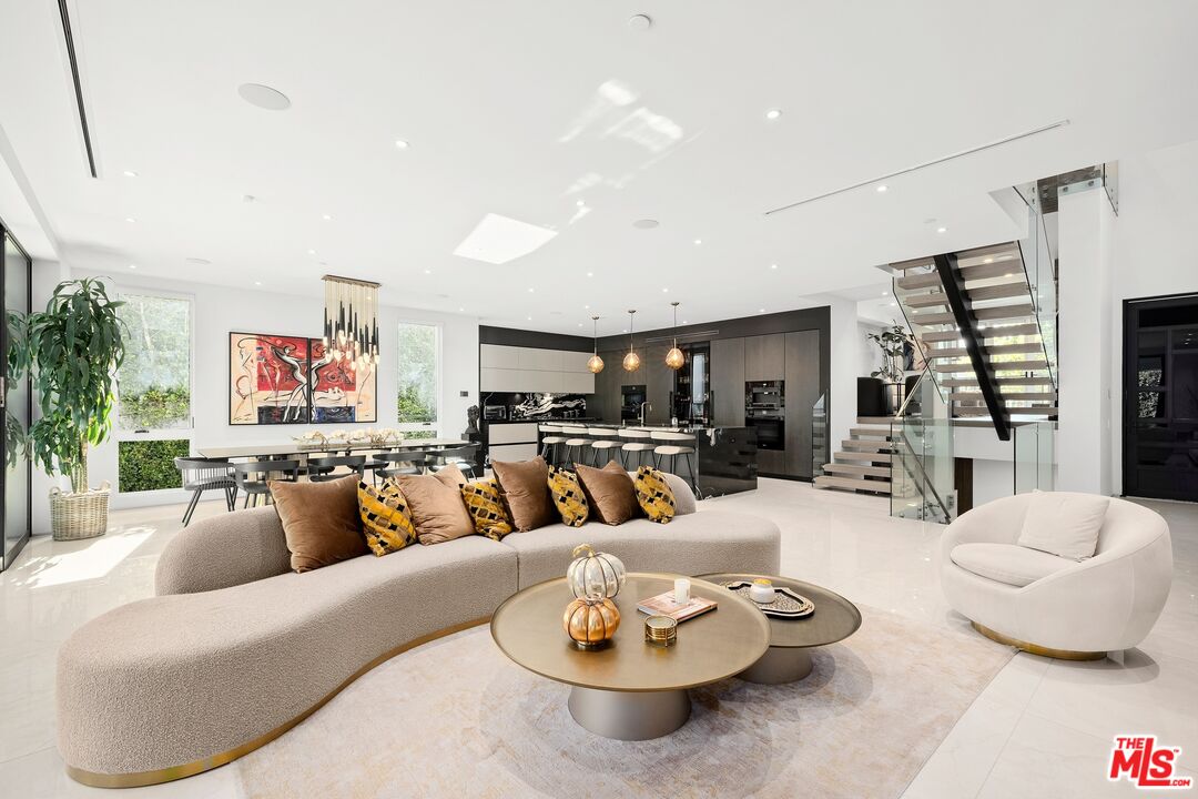 1940 Kelton Ave, Westwood