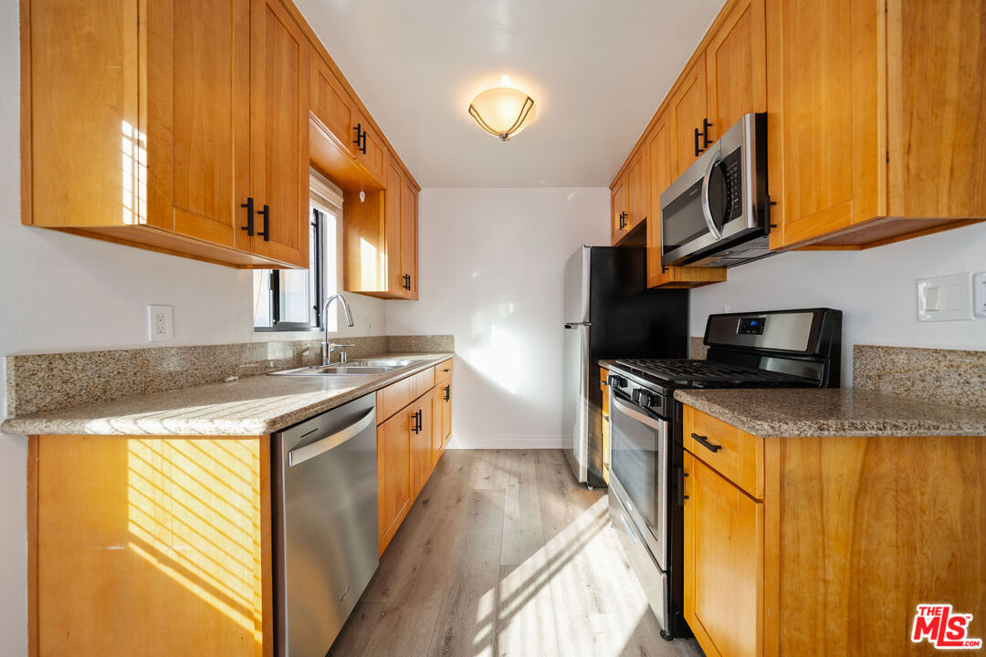 8933 Cadillac Ave Unit: 4