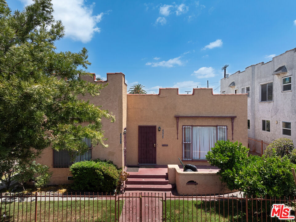 3982 S Normandie Ave