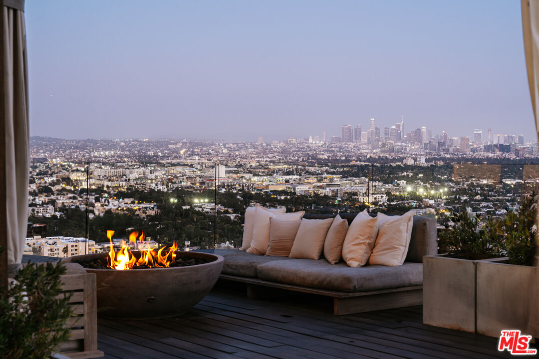 8404 Franklin Ave, Hollywood Hills