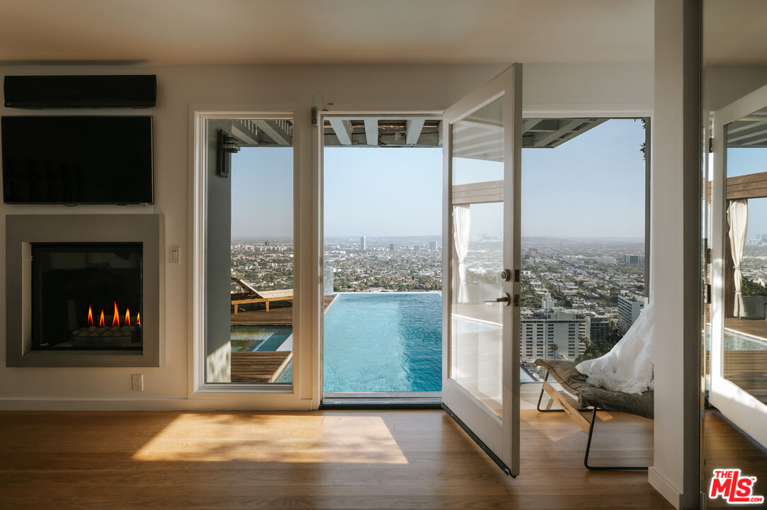 8404 Franklin Ave, Hollywood Hills