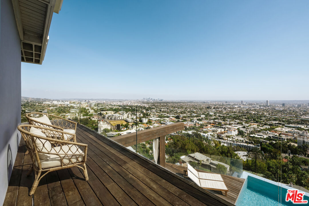 8404 Franklin Ave, Hollywood Hills