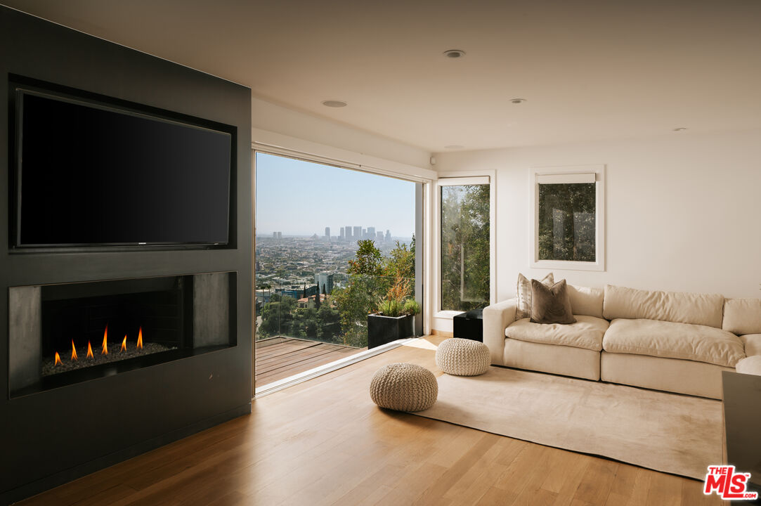 8404 Franklin Ave, Hollywood Hills