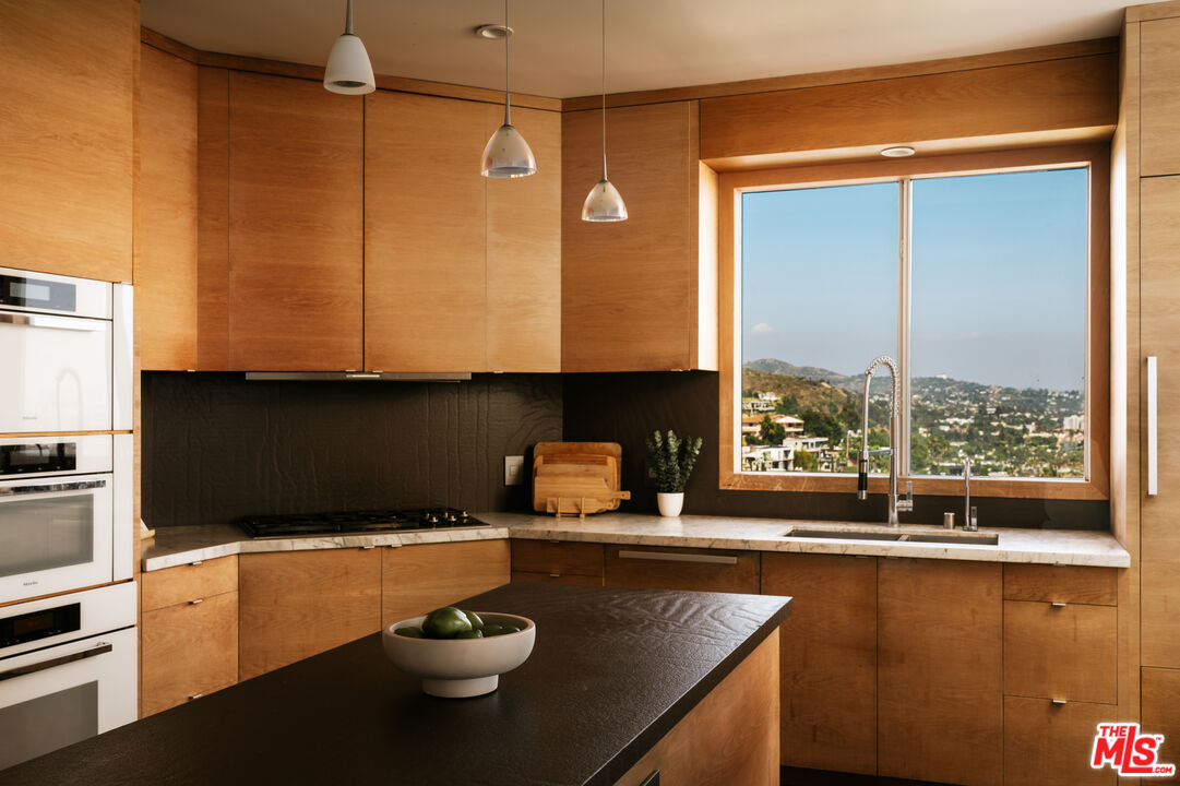 8404 Franklin Ave, Hollywood Hills