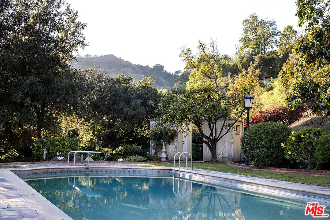 7141 Senalda Rd, Hollywood Hills