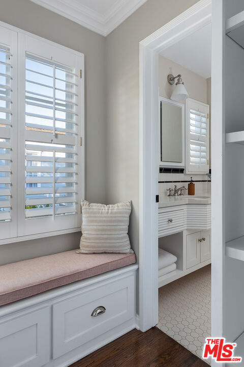 118 N Flores St Unit: 1/2