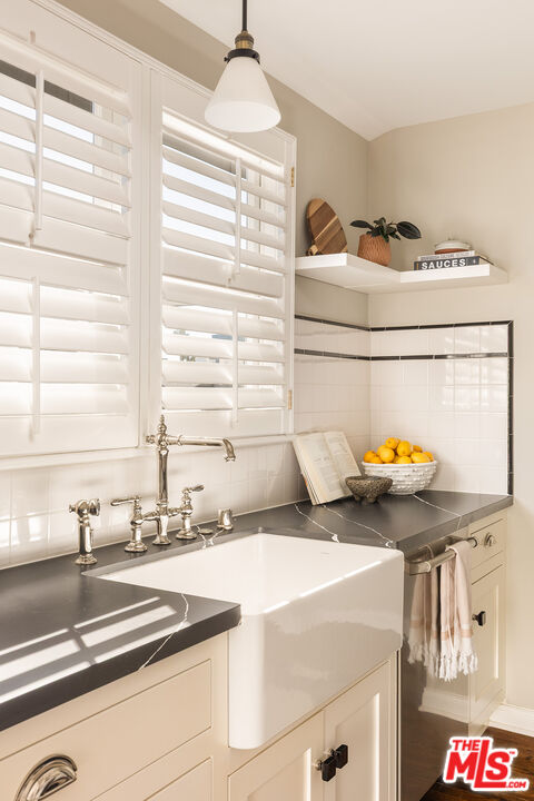 118 N Flores St Unit: 1/2