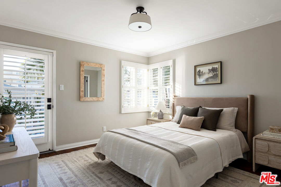 118 N Flores St Unit: 1/2