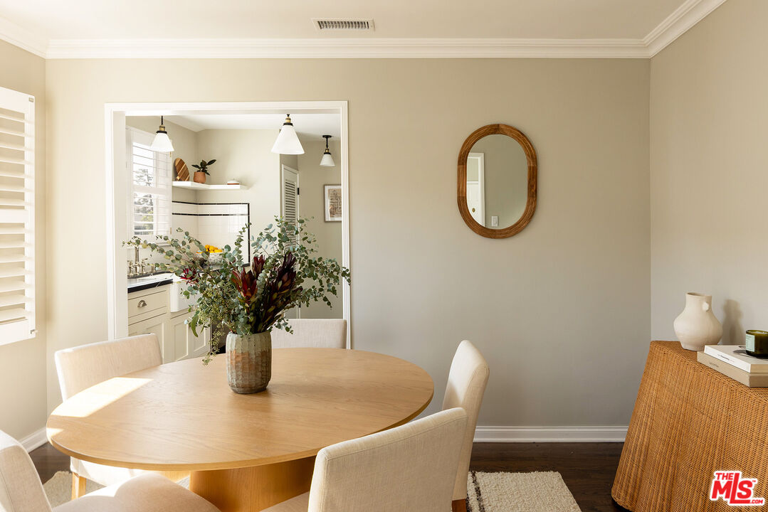 118 N Flores St Unit: 1/2