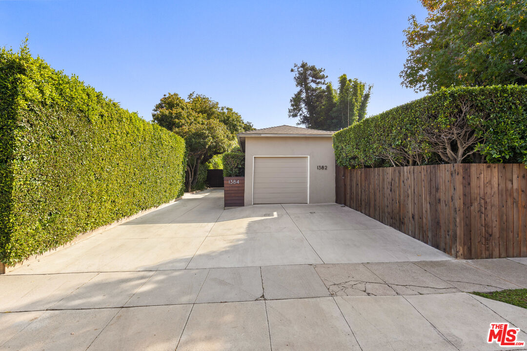 1382 Appleton Way