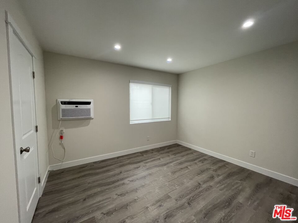 27 Anchorage St Unit: B
