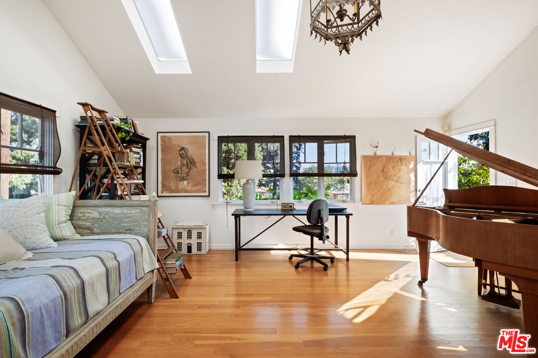 2621 Grandview Ave, Venice