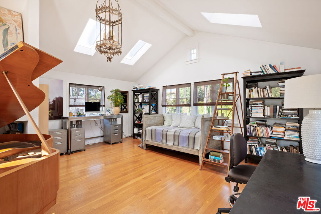 2621 Grandview Ave, Venice