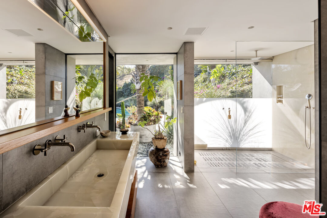 1087 Moraga Dr, Bel Air