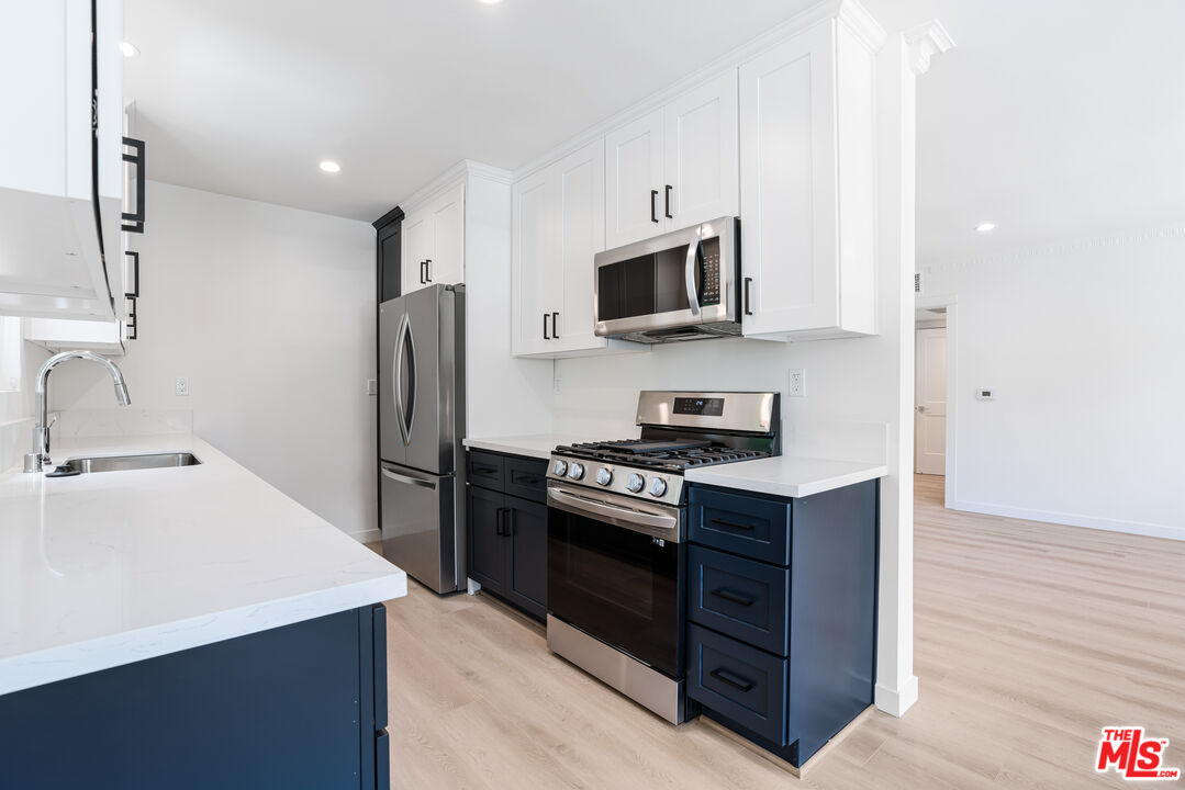 527 S Barrington Ave Unit: 8