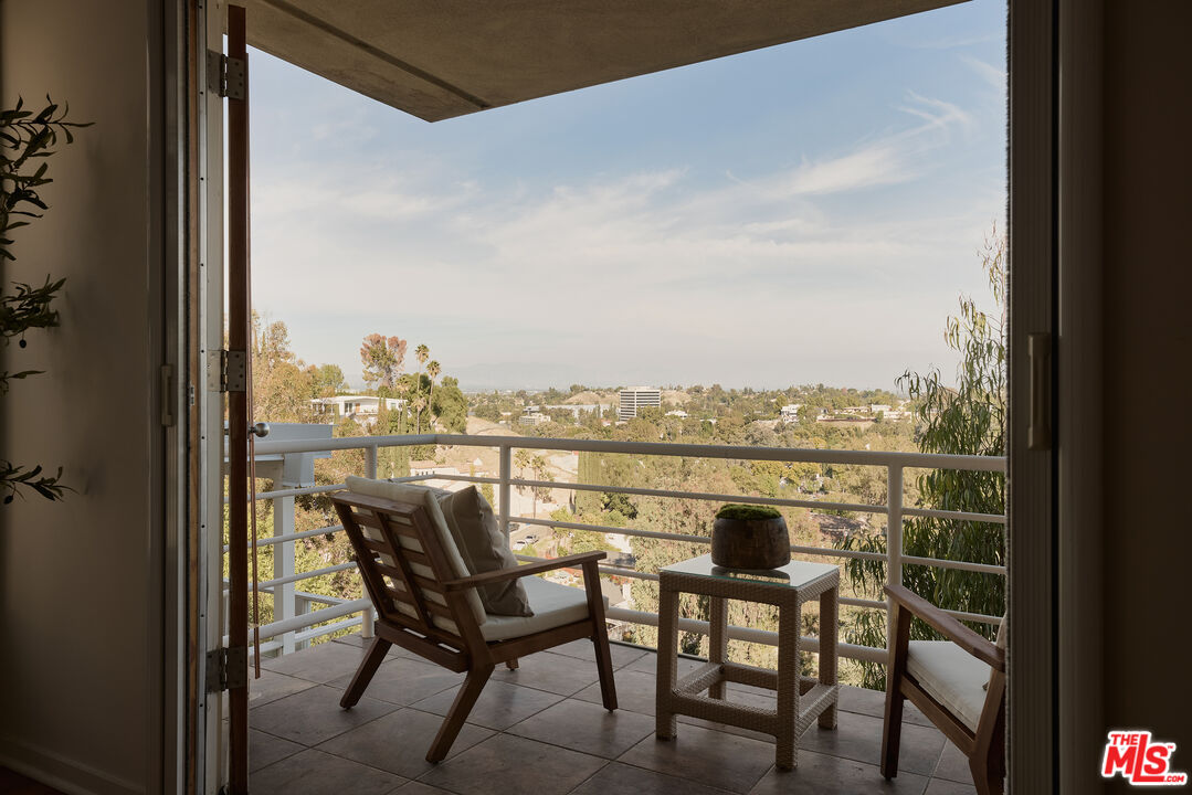 5052 Medina Rd, Woodland Hills