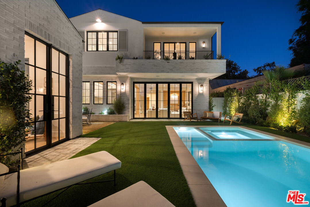 525 Westmount Dr, West Hollywood