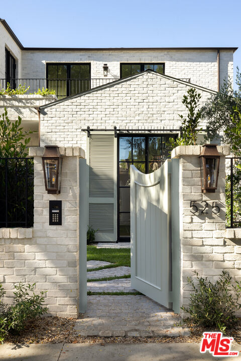 525 Westmount Dr, West Hollywood