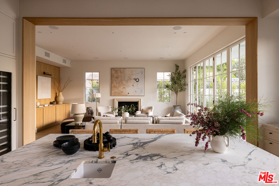 525 Westmount Dr, West Hollywood