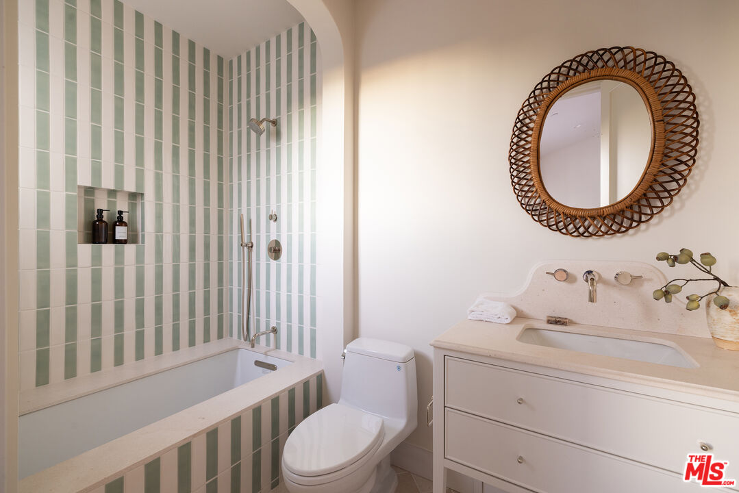 525 Westmount Dr, West Hollywood