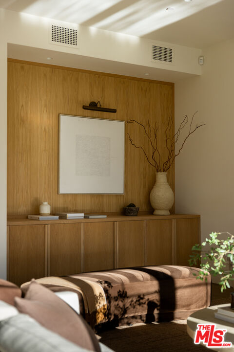 525 Westmount Dr, West Hollywood