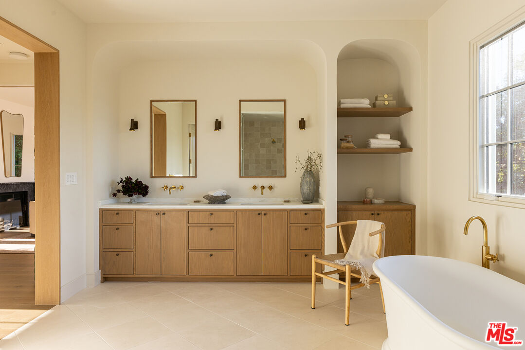 525 Westmount Dr, West Hollywood