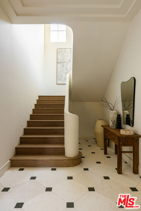 525 Westmount Dr, West Hollywood