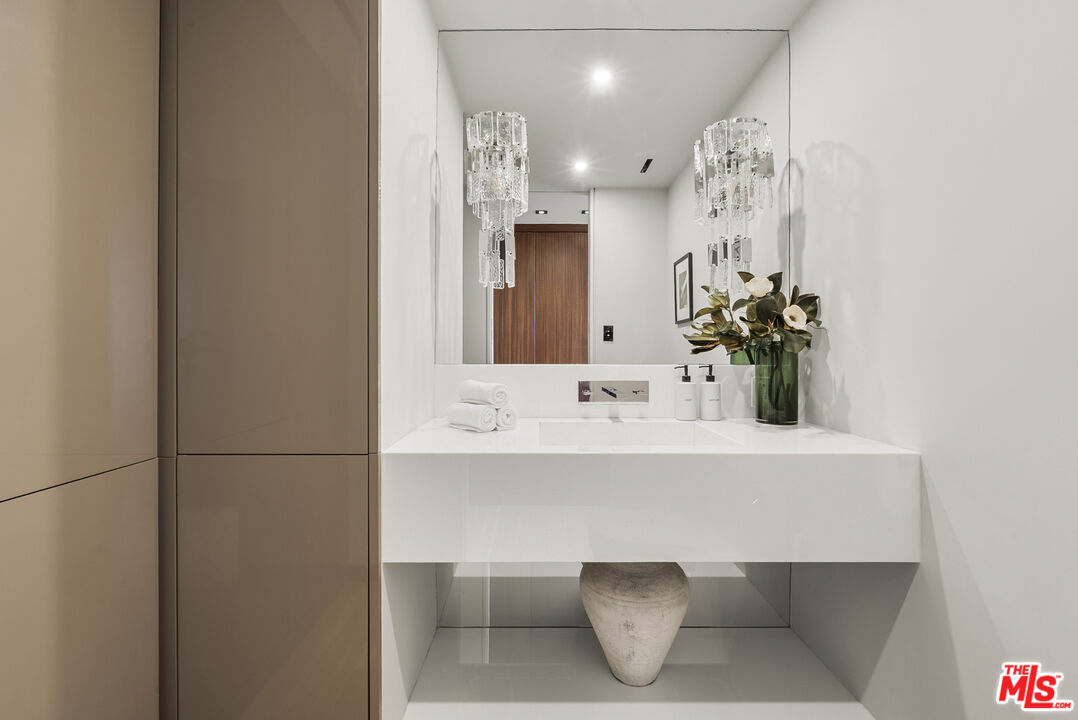 9255 Doheny Rd Unit: 2006