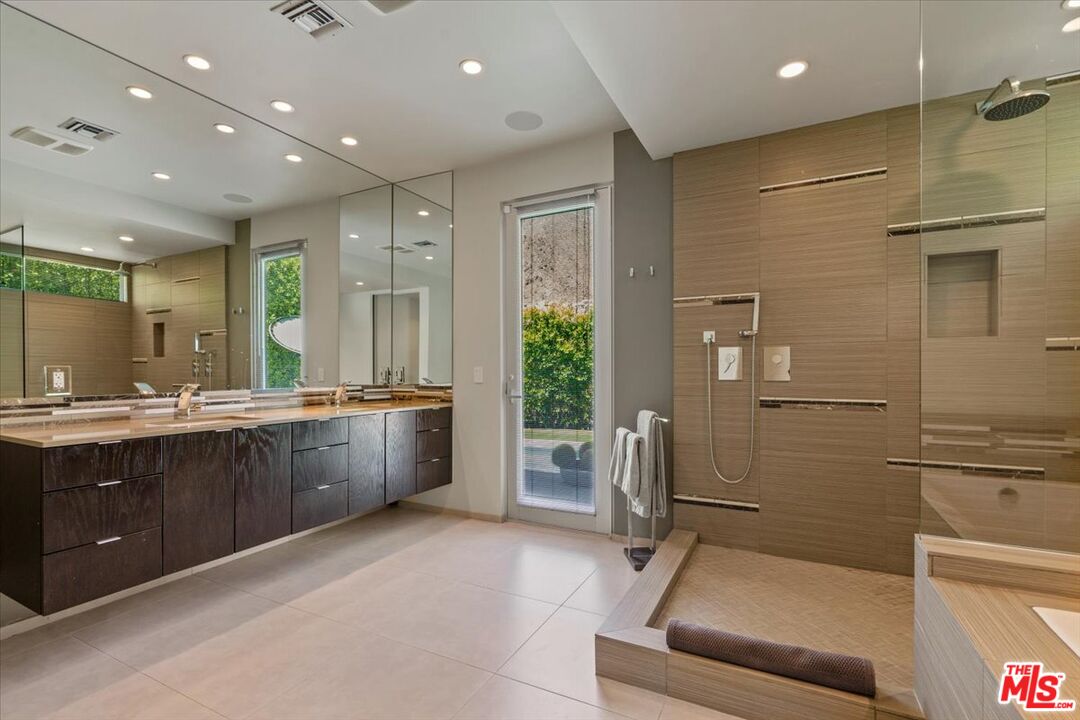 1175 Los Robles Dr