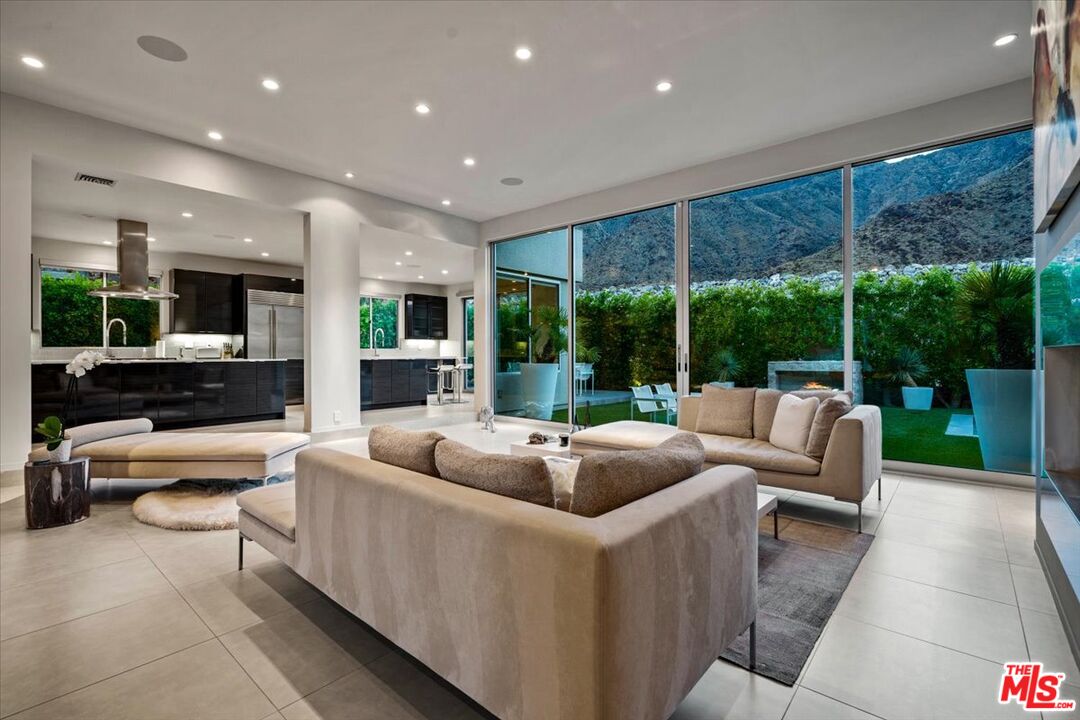 1175 Los Robles Dr