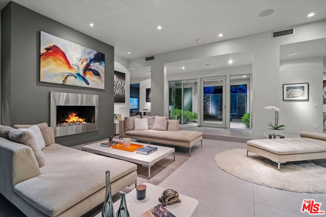 1175 Los Robles Dr