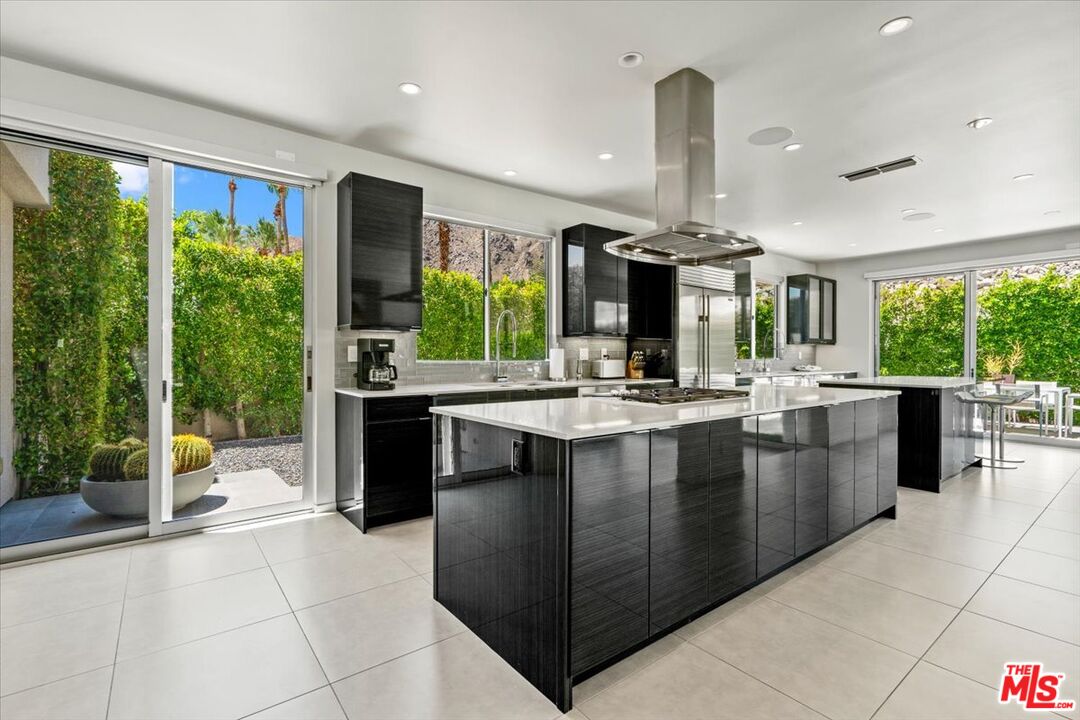 1175 Los Robles Dr