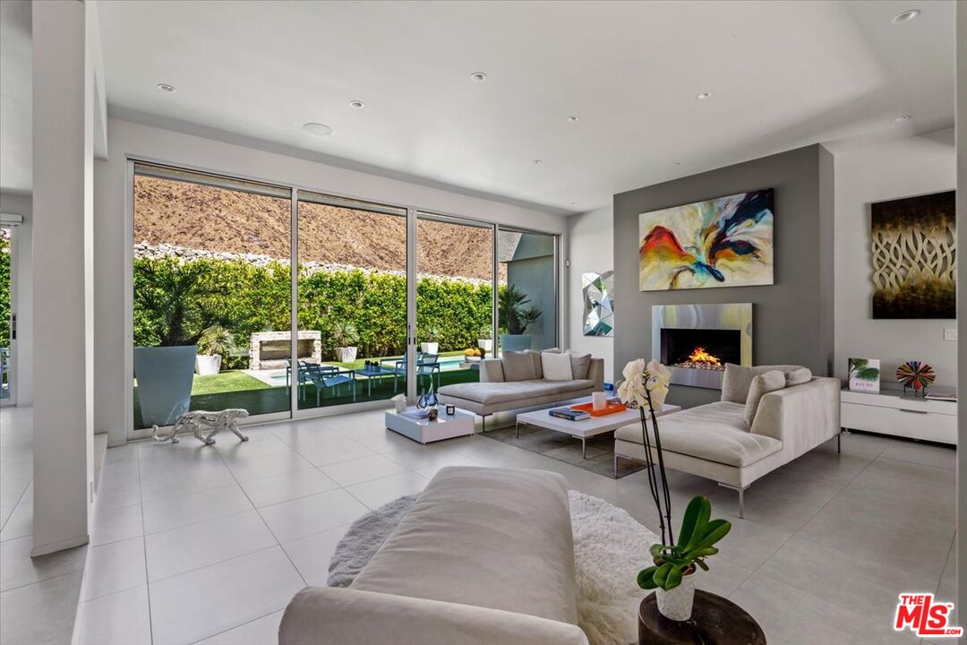1175 Los Robles Dr