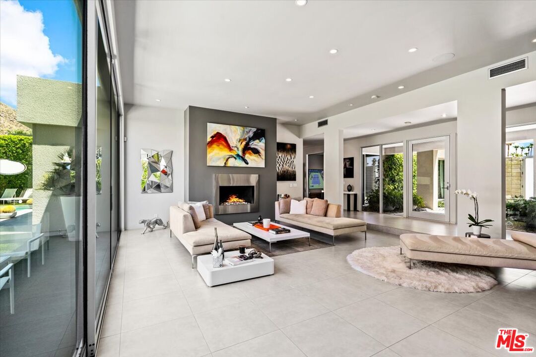 1175 Los Robles Dr