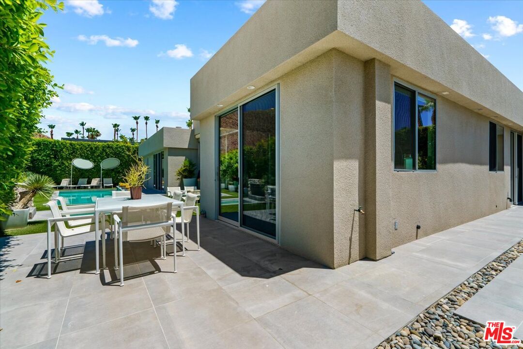 1175 Los Robles Dr