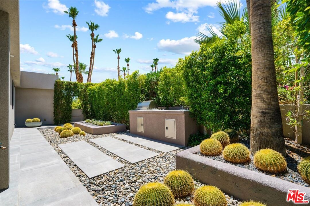 1175 Los Robles Dr