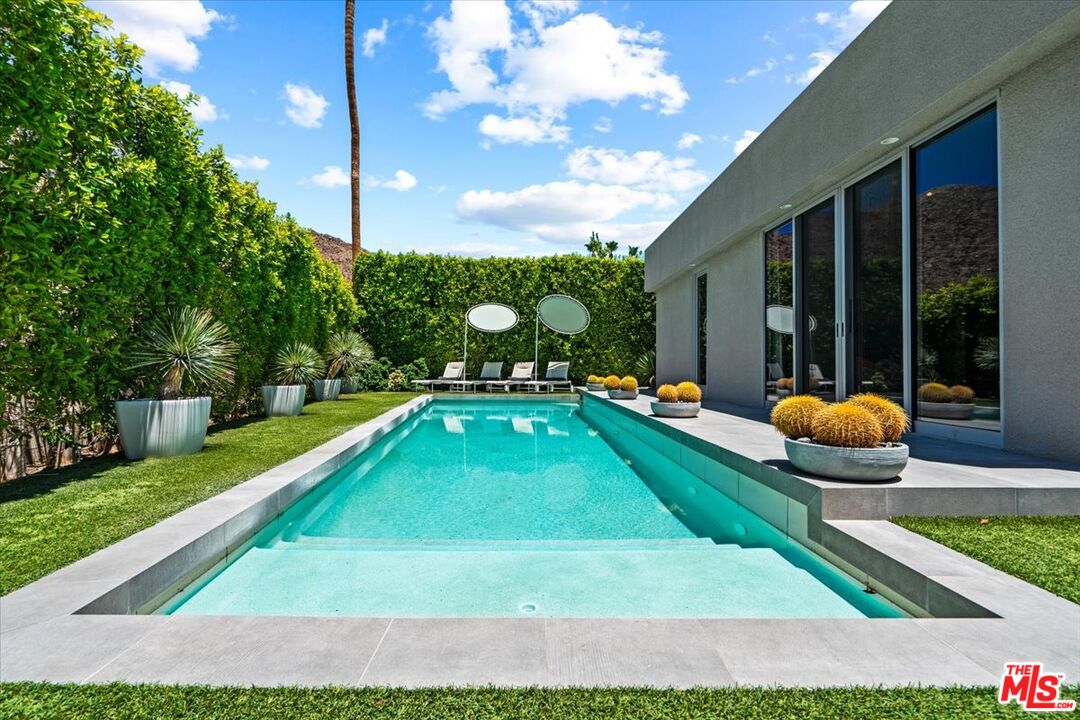 1175 Los Robles Dr