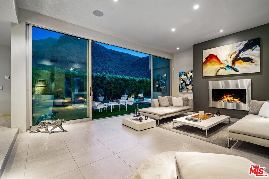 1175 Los Robles Dr