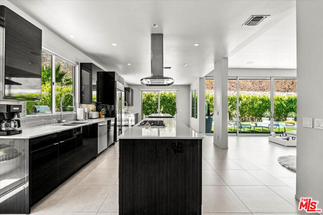 1175 Los Robles Dr