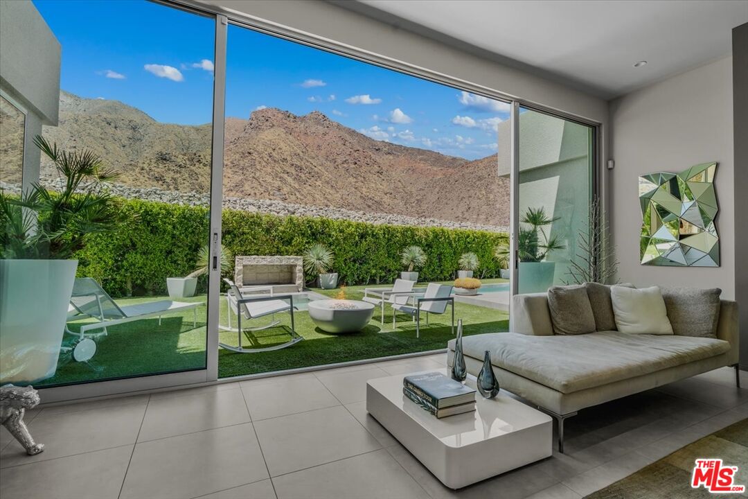 1175 Los Robles Dr
