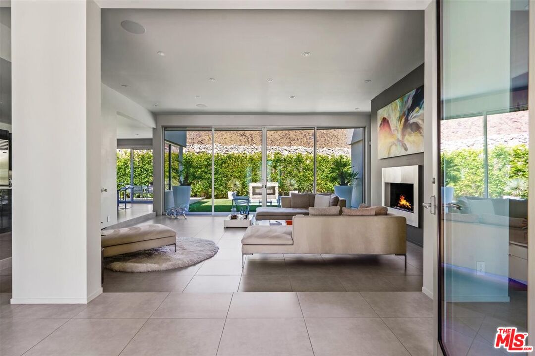 1175 Los Robles Dr