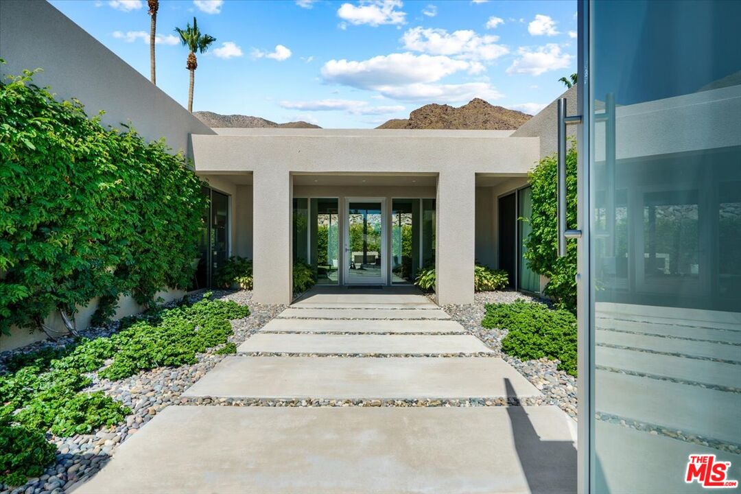 1175 Los Robles Dr