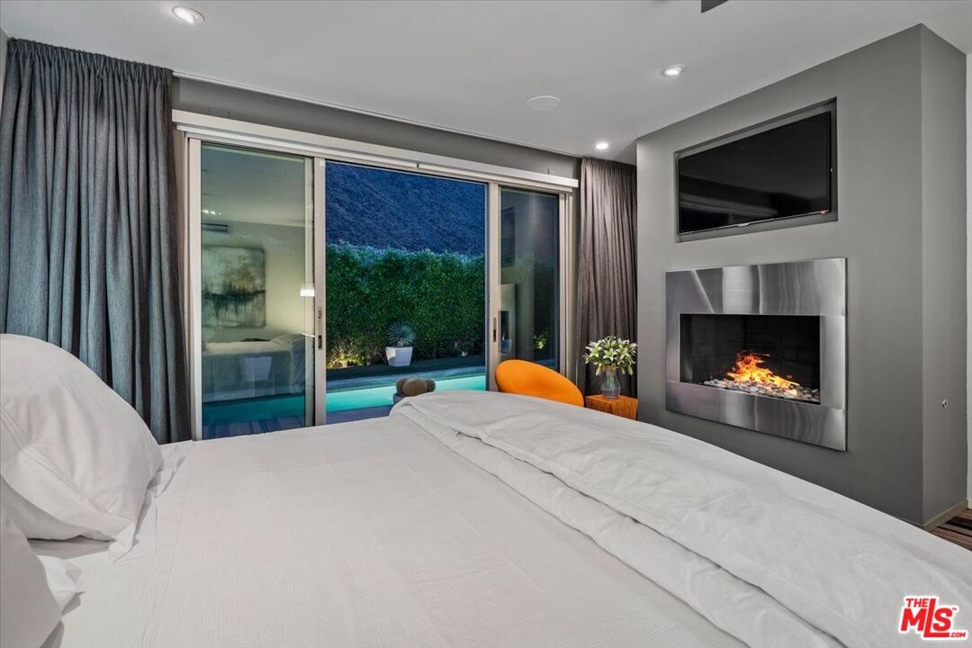 1175 Los Robles Dr