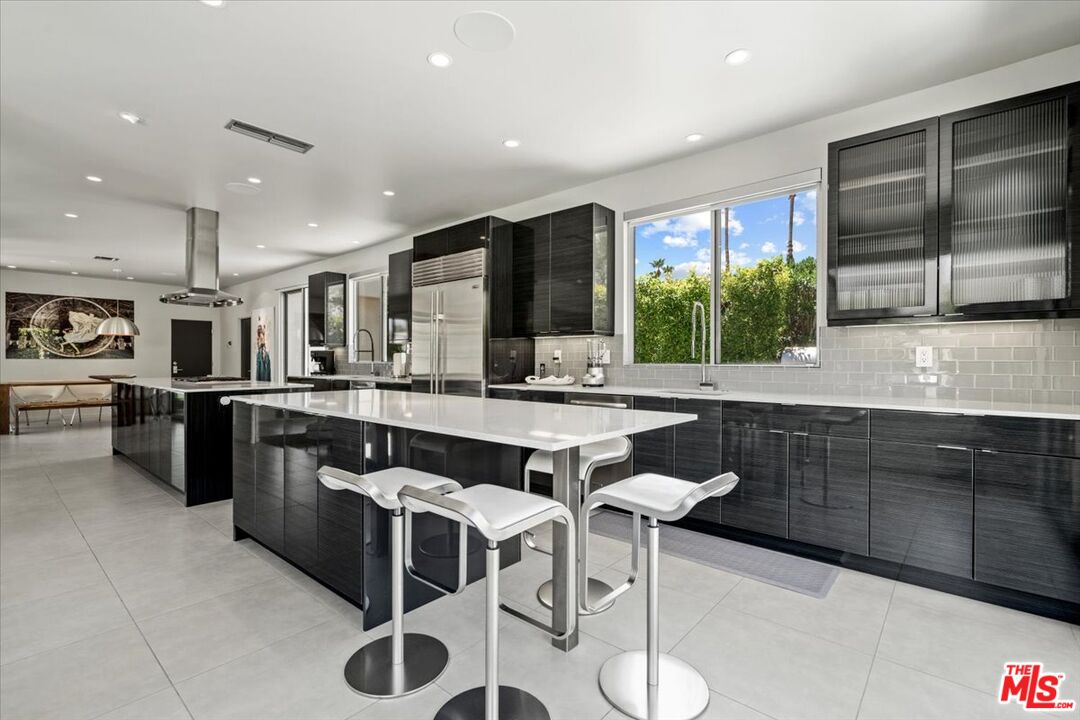 1175 Los Robles Dr