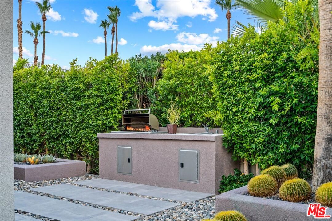 1175 Los Robles Dr