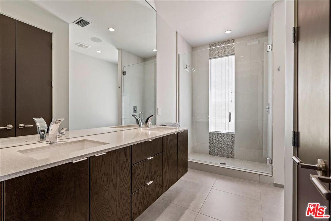 1175 Los Robles Dr