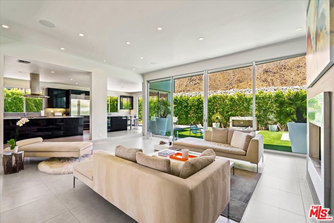 1175 Los Robles Dr