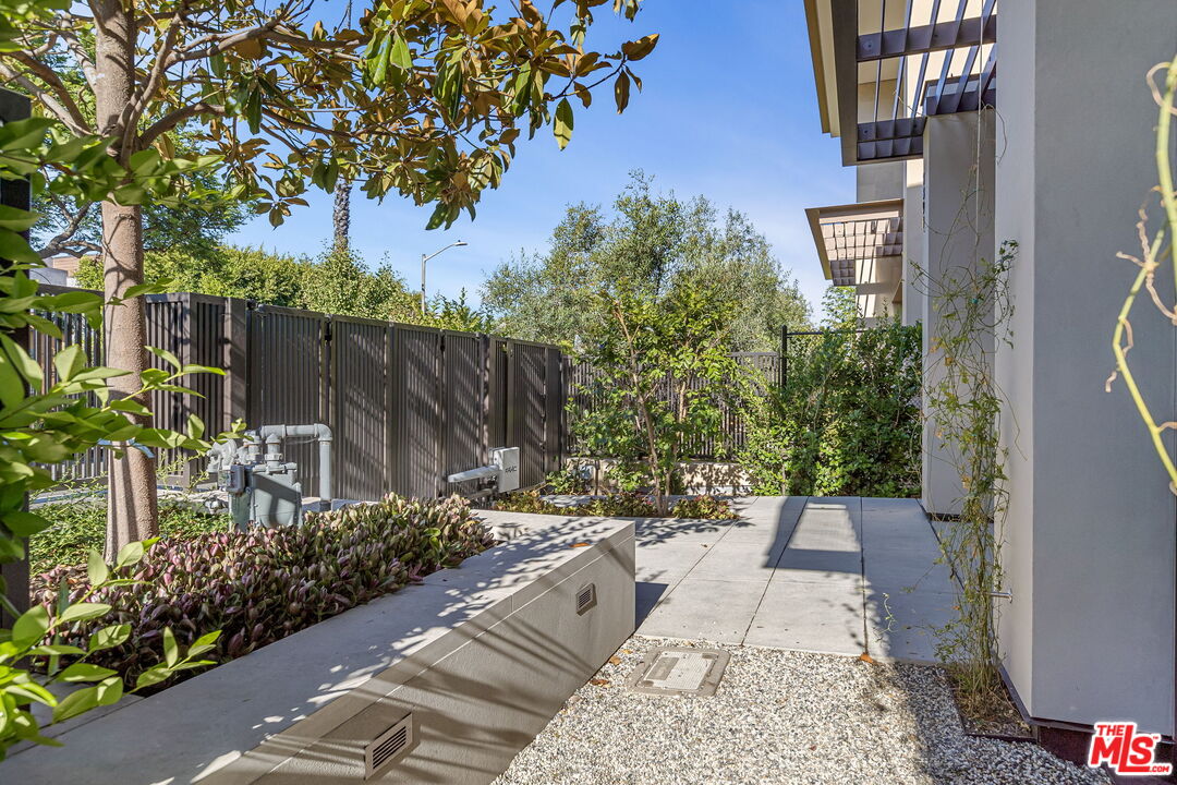 8890 Rosewood Ave