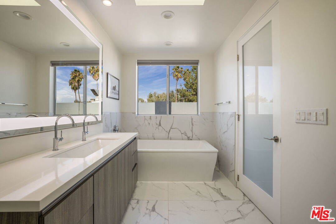 12045 Guerin St Unit: PH3, Studio City