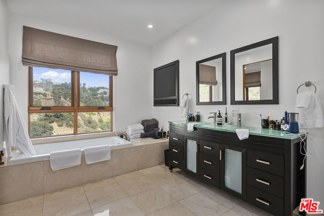 10110 Cielo Dr, Beverly Hills